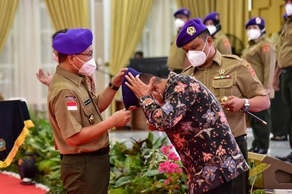 Zulkifli Hasan Sematkan Baret IARMI kepada Gubernur Edy Rahmayadi