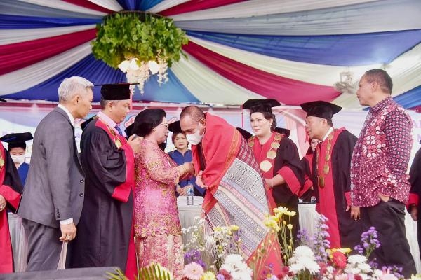 Hadiri Wisuda STIKes Senior Medan, Edy Rahmayadi Ingin Semakin Banyak Sekolah Kejuruan