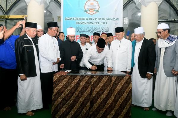 Mulai Digunakan untuk Ibadah, Gubernur Edy Rahmayadi Tandatangani Prasasti Masjid Agung Medan