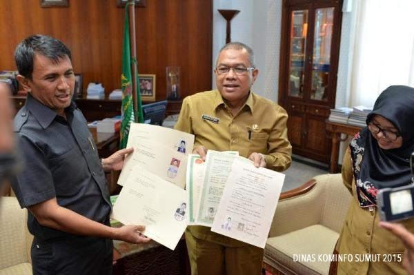 Jadikan Dirinya Contoh, Gubsu Serahkan Ijazah untuk Diverifikasi