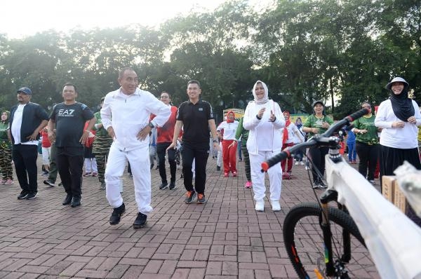 Edy Rahmayadi dan Nawal Lubis Senam Pagi Bersama Ribuan Masyarakat di Lapangan Benteng