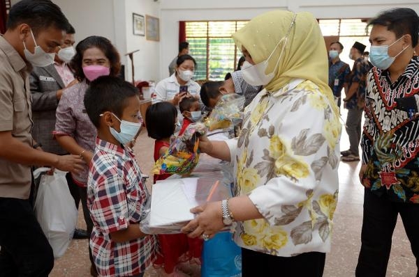 Nawal Beri Paket Bantuan Kepada Anak Sekolah Dasar dan Panti Asuhan