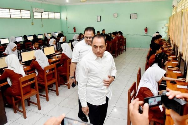 Tinjau Hari Pertama UNBK SMK, Gubernur Sebut Belum Ada Keputusan Liburkan Sekolah