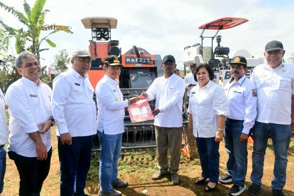 Pj Gubernur Sumut Tanam Cabai hingga Beri Bantuan ke Petani Karo