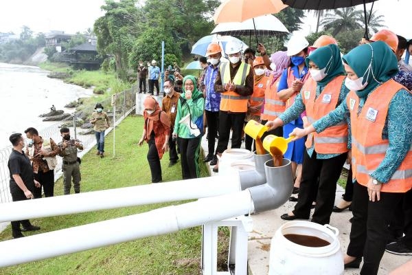 Peringati Hari Lingkungan Hidup Sedunia Nawal Lubis dan Sri Ayu Mihari Bersihkan Sungai Sunggal