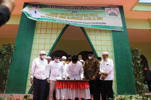 Resmikan Masjid Raya Al Musannif di Tabuyung, Musa Rajekshah Teteskan Air Mata