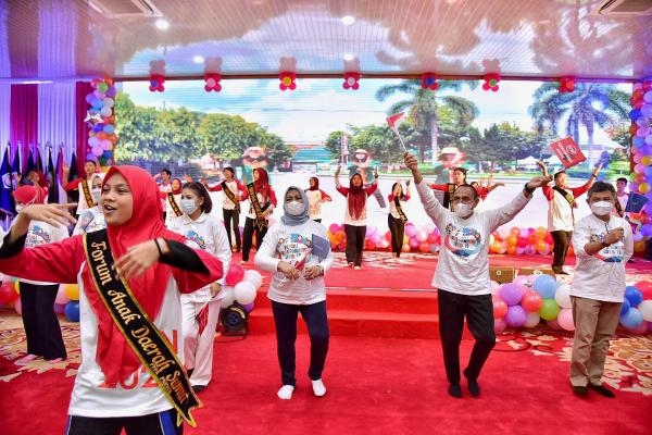 Bermain dan Bergembira Bersama Ratusan Anak-anak, Edy Rahmayadi Minta Bupati dan Walikota Penuhi Hak Anak