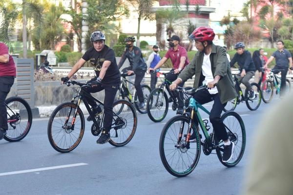 Joko Widodo dan Edy Rahmayadi Gowes Bareng Keliling Kota Medan