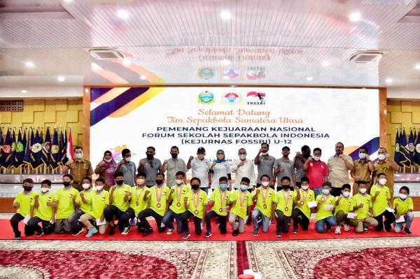 Juarai Kejurnas FOSSBI U-12, Edy Rahmayadi Sambut Kedatangan Tim Sepakbola Sumut U-12 di Rumah Dinas