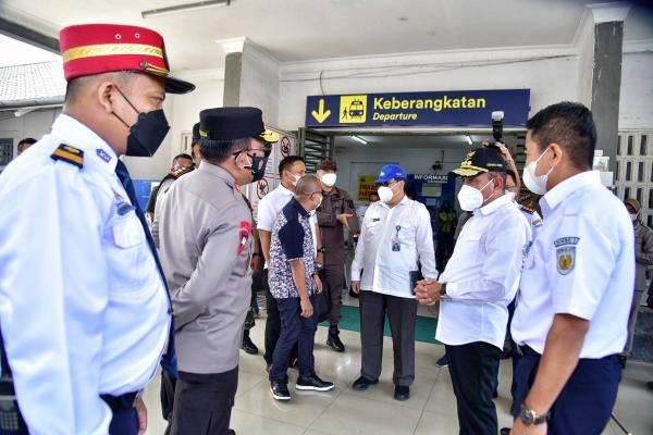 Pastikan Kenyamanan dan Keamanan Masyarakat, Edy Rahmayadi Bersama Forkopimda Naik Kereta Api Tinjau Kesiapan Layanan Mudik dan Lebaran