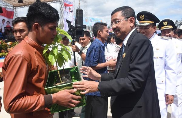 Serahkan Bantuan Pertanian Untuk Humbahas, Gubsu: Selalu Ada Waktu Untuk Petani