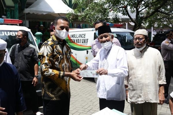 Musa Rajekshah Serahkan Dua Unit Ambulans dan Satu Mobil Usaha Gratis