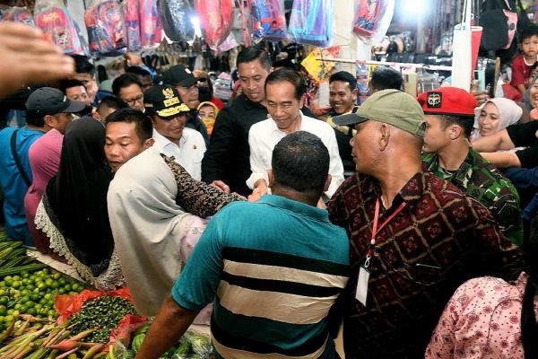 Bagikan Bantuan dan Kunjungi Pasar di Labuhanbatu, Pj Gubernur Apresiasi Perhatian Presiden pada Masyarakat Sumut