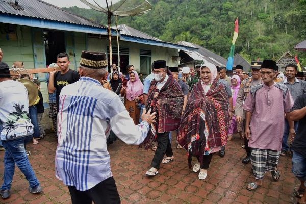 Kunjungan ke Ulu Pungkut Madina Edy Rahmayadi Disambut Tokoh Adat dan Diupah upah