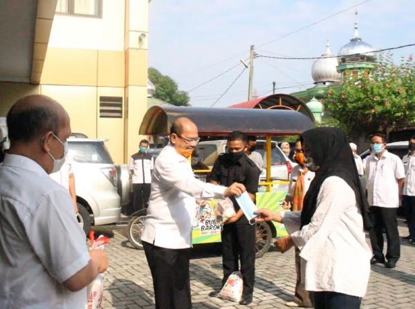 Sambut Ramadan, Balitbang Sumut Bagikan Paket Sembako dan Masker