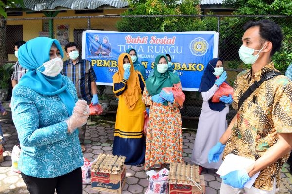 Ketua TP PKK Sumut Berkomunikasi dengan Disabilitas TP PKK dan BK3S Sumut Salurkan Ribuan Paket Sembako