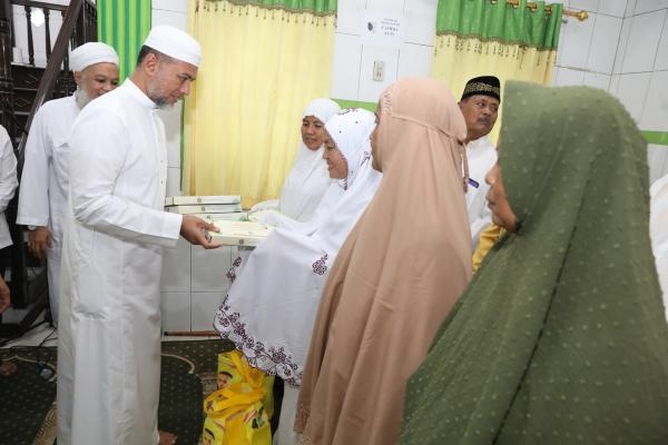  Wagub Sumut Musa Rajekshah Salat Subuh Berjemaah di Masjid Asysyakirin