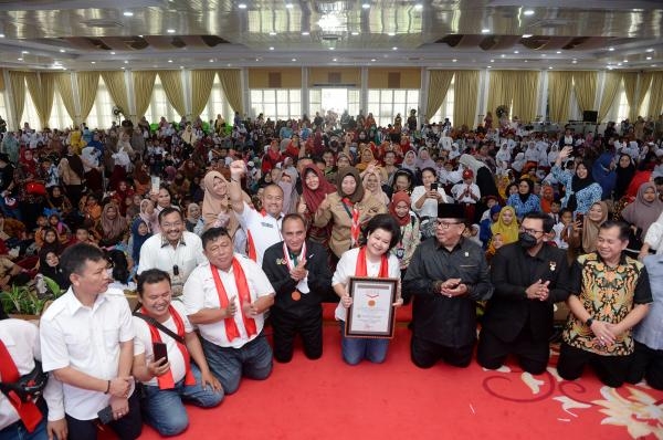 Raih Rekor MURI Kolase Guru Patimpus dari Biji-bijian Edy Rahmayadi Bergembira Bersama Ribuan Siswa TK dan SD