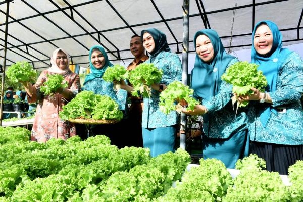  Nawal Lubis Terkejut dan Terharu Dapat Sambutan Meriah dari Masyarakat Desa Simpang Empat