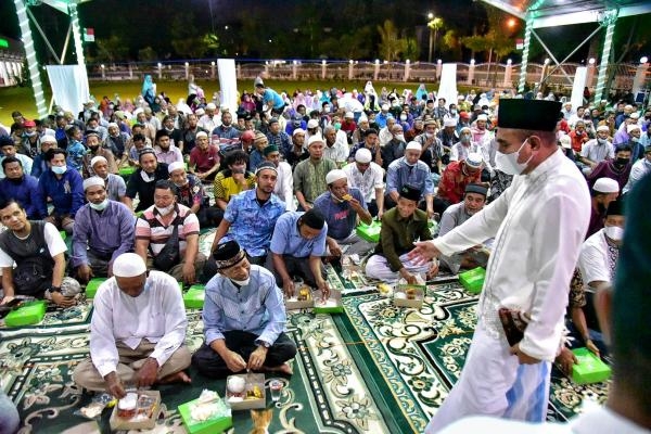 Gubernur Edy Rahmayadi Buka Puasa Bersama Abang Becak, Bilal Mayit dan Penggali Kubur