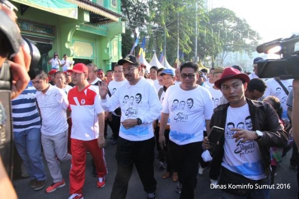 Minggu Pagi, Gubsu Jalan Kaki 5 Km Bareng Warga Medan