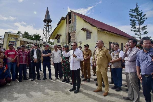 Saksikan Kerusakan Gereja HKBP Lobusingkam, Gubernur Edy Rahmayadi Janji Bantu Bangun Ulang