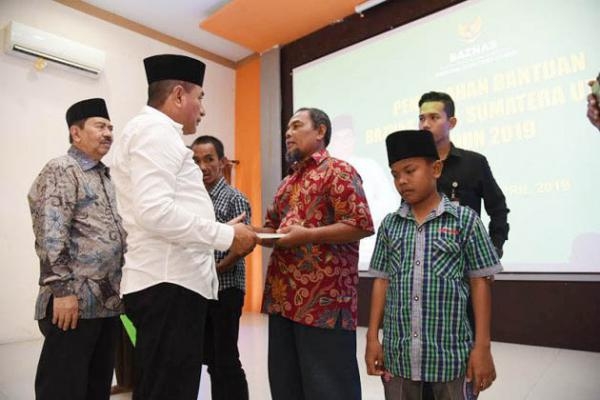 Serahkan Bantuan Program Baznas Pemprov Sumut 2019, Gubernur Ajak Masyarakat Jalankan Perintah Allah