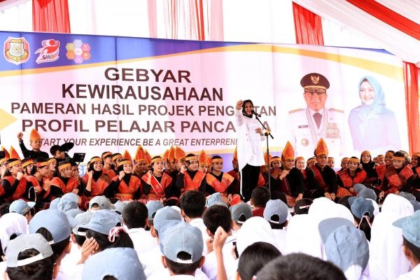 Pameran dan Workshop Kewirausahaan SMAN 19 Medan Ketua TP PKK Sumut Minta Siswa Miliki Kecerdasan Majemuk