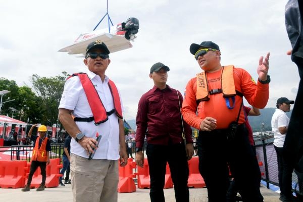 Disambut Riuh Ribuan Penonton Pj Gubernur Sumut Pimpin Lap Parade F1 Powerboat dan Kibarkan Bendera Merah Putih