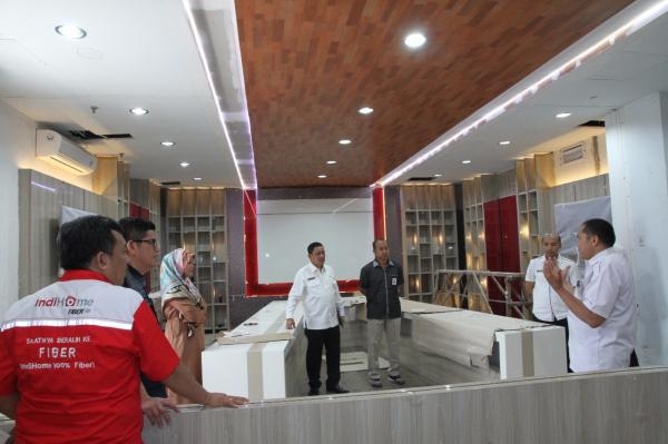 Kadis Kominfo Provsu bersama GM Telkom Wiltel Medan Tinjau Ruangan Command Center