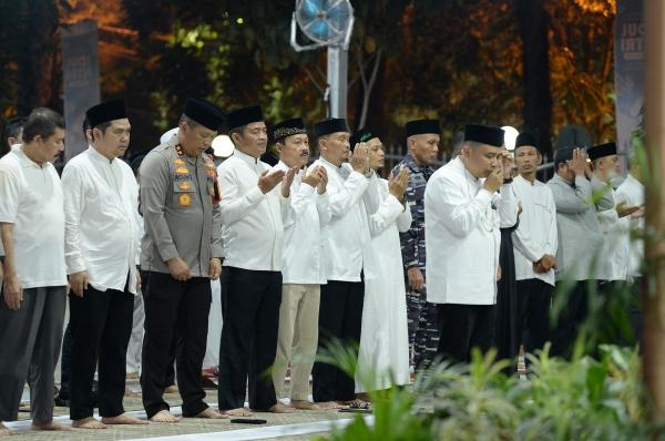 Awali Kegiatan Malam Idulfitri 1445 H, Pj Gubernur dan Forkopimda Sumut Salat Isya Berjemaah