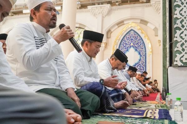 Malam Pertama Tarawih, Pj Gubernur Sumut Salat di Masjid Agung Medan Bersama Ratusan Masyarakat