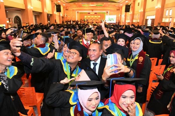 Hadiri Wisuda Institut Deli Husada Delitua,  Ini Pesan Edy Rahmayadi Kepada 1001 Wisudawan