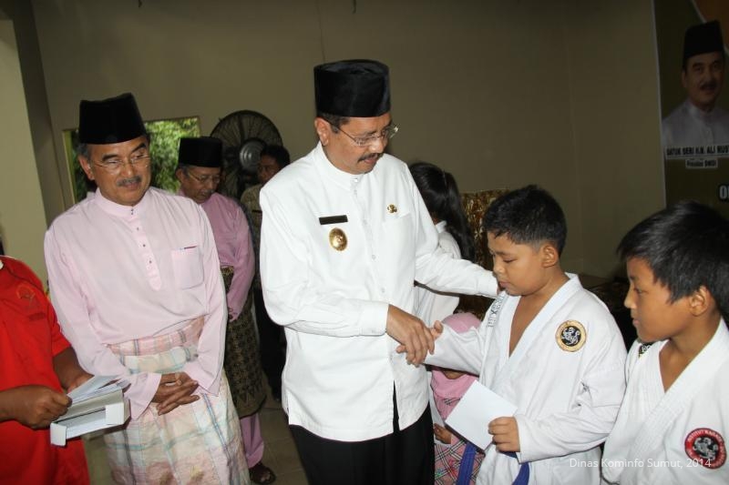 WAGUBSU DAN PRESIDEN DMDI BUKA PUASA BERSAMA KAUM DUAFA