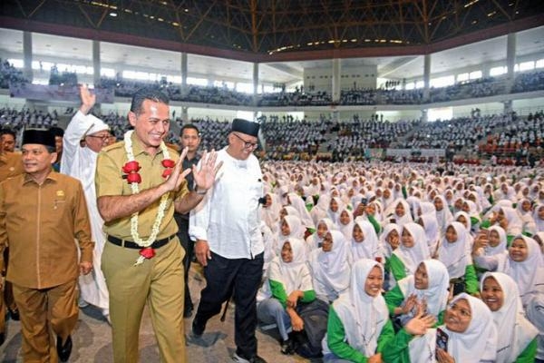 Wagub Sumut Apresiasi Deklarasi Anti Hoax dan Anti Kekerasan Kemenag Sumut Pecahkan Rekor MURI, Deklarasi Diikuti 17.419 Siswa Madrasah