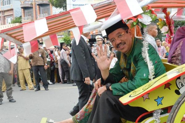 Ikut Meriahkan Kirab Bobby-Kahiyang, Tengku Erry dan Istri Naik Delman Karo 