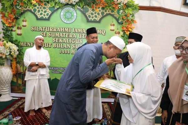 Musa Rajekshah Minta Gerakan Mengaji Alquran Diperluas *Berikan Paket Umrah ke Tiga Jemaah