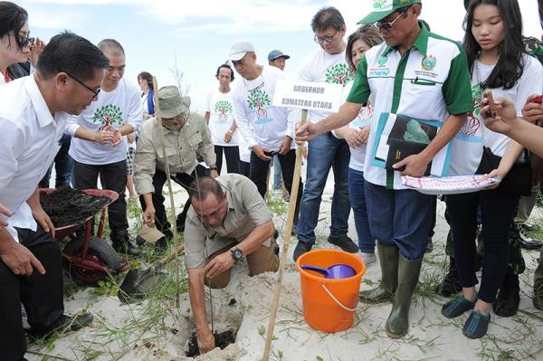 Gubsu Bersama MNSBDI Tanam 10.000 Pohon di Pantai Cermin