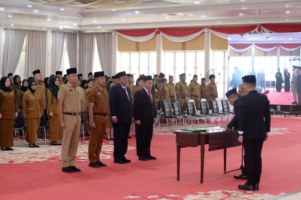  Lantik 279 Pejabat Administrator, Pengawas dan Kepsek, Edy Rahmayadi Ingatkan UU Haramkan ASN Terlibat Politik Praktis