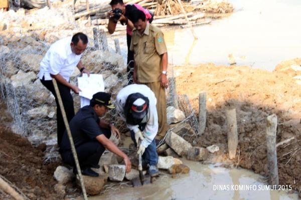 Gubsu Sempatkan Tinjau Proses Pengerjaan Bronjong di Sungai Kualuh