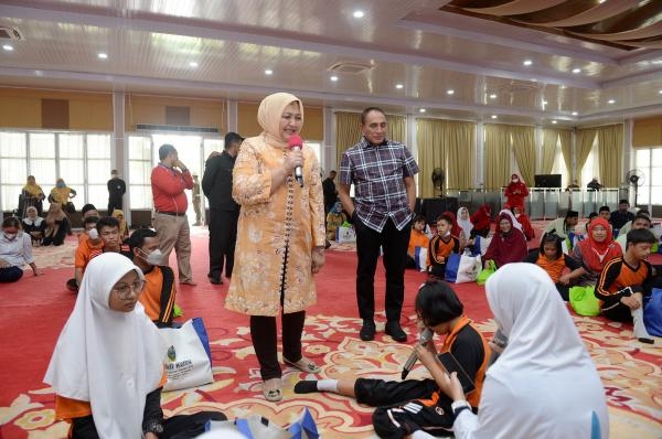 Bermain Bersama Anak-anak Panti Asuhan dan Marjinal, Gubernur dan Ketua TP PKK Sumut Beri Perhatian Khusus