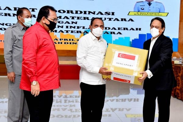 Gubernur Sumut Terima Bantuan APD dari Konjen Singapura