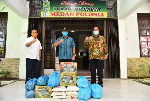 Seluruh ASN jajaran Pemprov Sumut menyerahkan bantuan berupa 100 paket bahan makanan