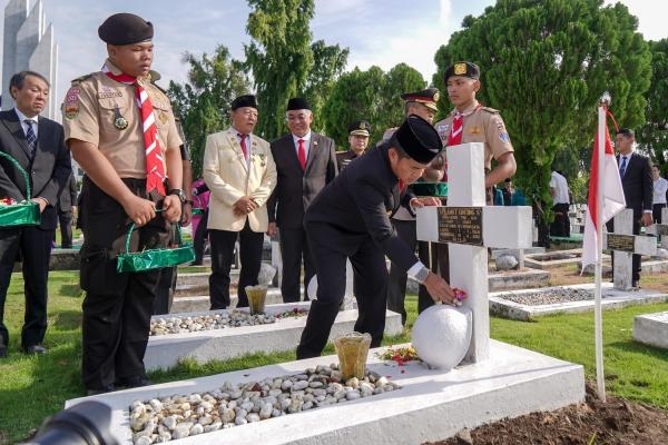 Ziarah ke Makam Pemimpin Terdahulu, Pj Gubernur Hassanudin Berharap HUT ke-76 Bawa Sumut Lebih Hebat