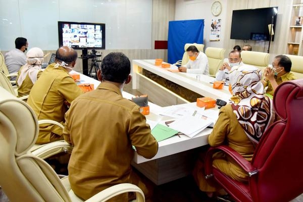 Penyerahan Bantuan Donasi oleh RPPMAS, Gubernur Apresiasi Perhatian Masyarakat ke Masjid Agung