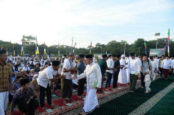  Gubernur Edy Rahmayadi Salat Idulfitri Bersama Ribuan Masyarakat di Lapangan Cadika Medan