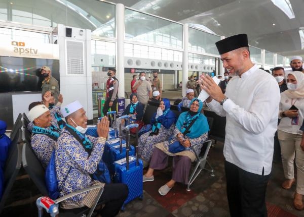 Musa Rajekshah Lepas Keberangkatan 435 Jemaah Umrah Perdana Pascapandemi