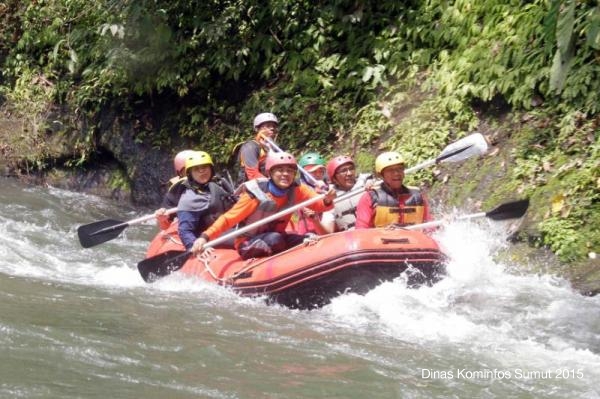 Ny. Sutias Ikut Jajal Jeram Sungai Sibiru-Biru 