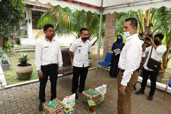 Musa Rajekshah Serahkan Bantuan kepada Masyarakat Terdampak Covid-19