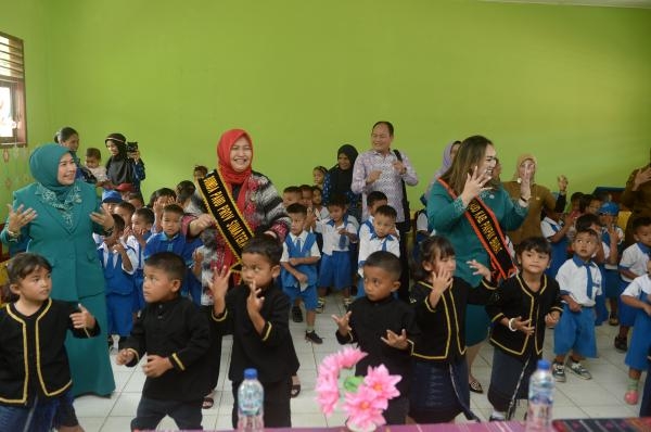 Kunjungi TK Pembina Mipandena Singgabur,  Nawal Lubis Terkesan dengan Anak-Anak yang Pintar dan Aktif